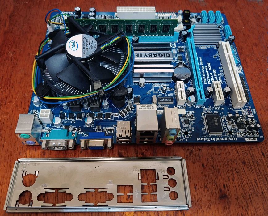 Комплекты Intel, AMD: материнская плата, проц, память, кулер.
