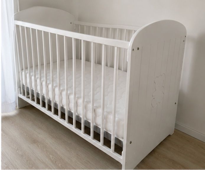 Cama de Bebé Branca com Colchão – Como Nova