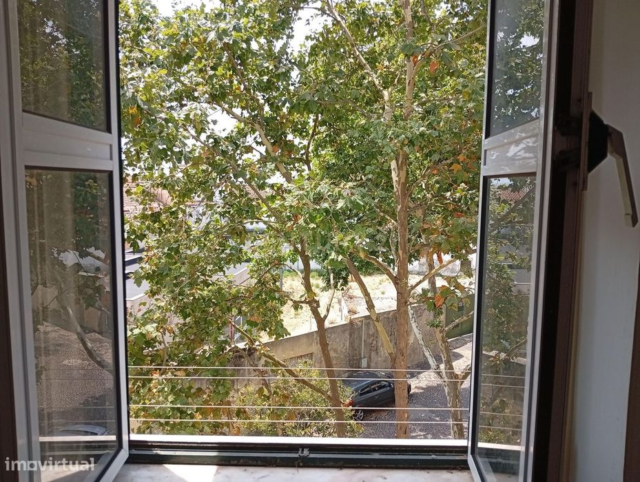 Apartamento para remodelação total situado na zona oriental (a 10m a p
