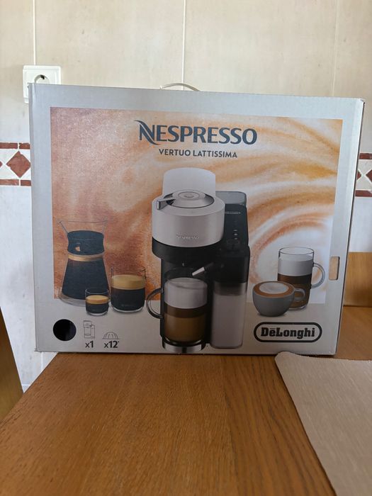 Máquina de café NESPRESSO vertuo latissima