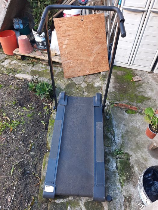 Vendo as 2 ou em separado. Passadeira  E máquina de musculação