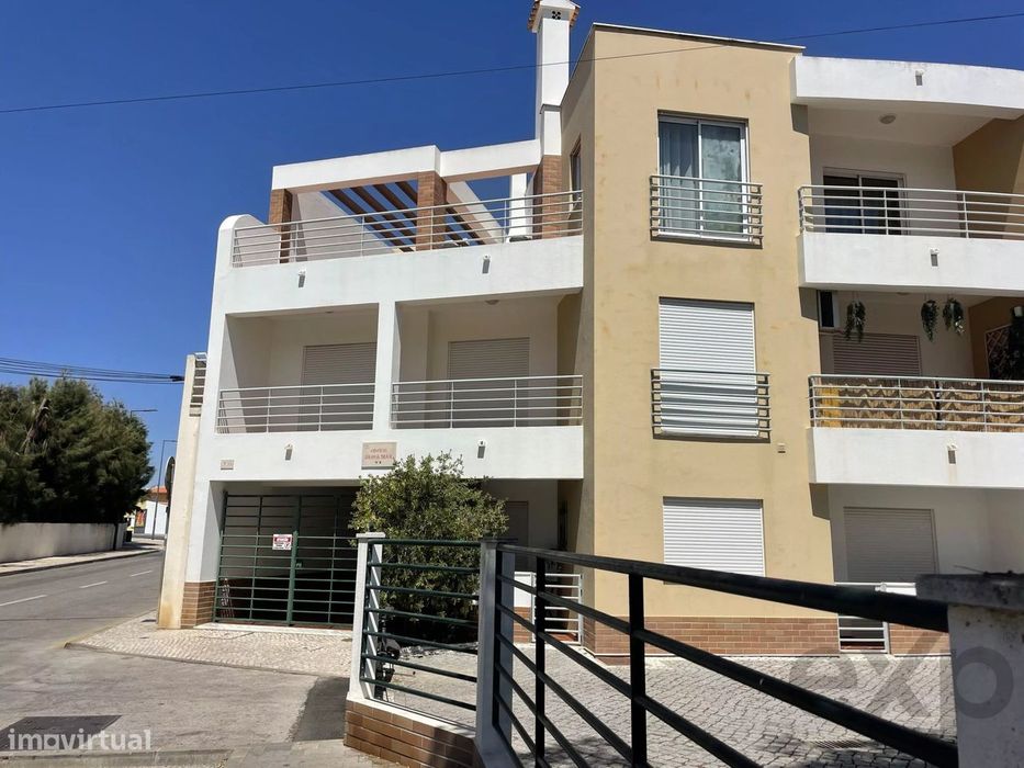 T2 mobilado com terraço e estacionamento no centro de Cabanas de Tavir