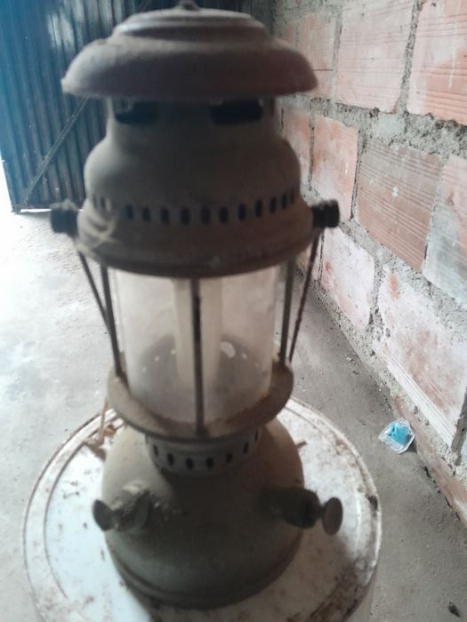 Candeeiro a petroleo antigo