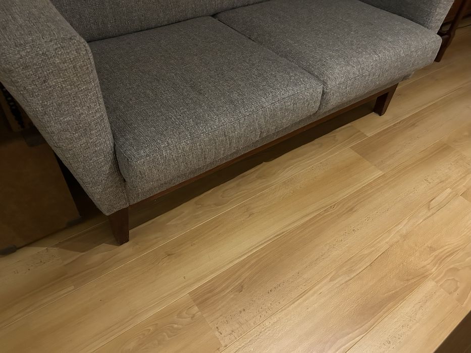 Sofá de 2 lugares com pés de palito