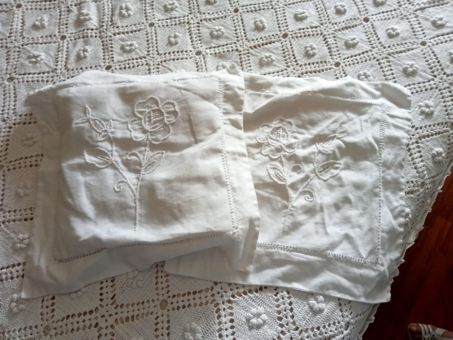 Colcha de renda feita à mão com folho de linho bordado + 2 Almofadas