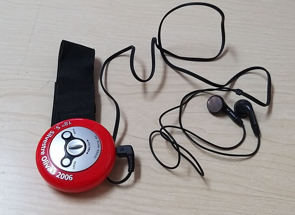 Rádio a pilhas com braçadeira.