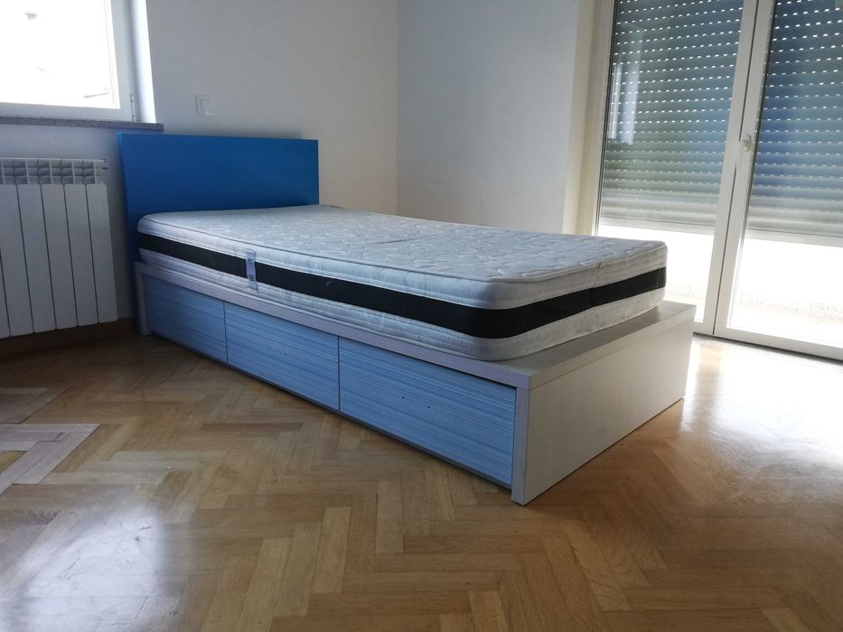 Mobília de quarto de solteiro (2 camas+2 colchões+2 camiseiros+2 estantes)