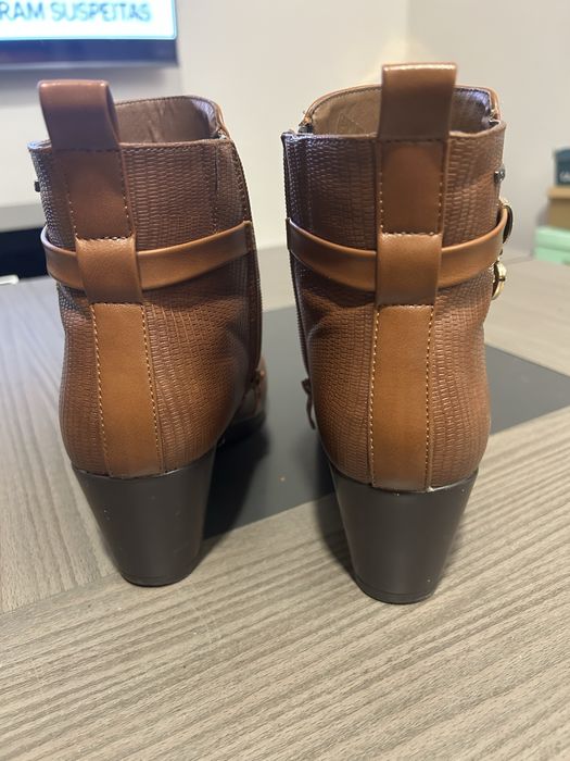 Botins castanhos claro com salto