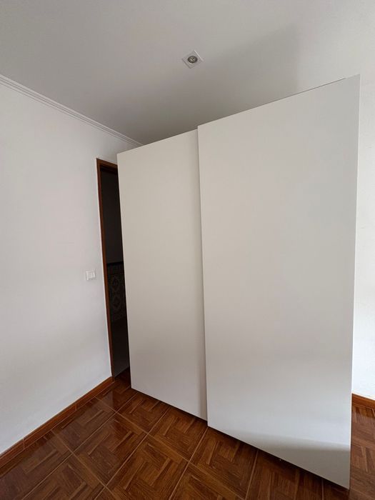 Armário com espelho e portas de correr