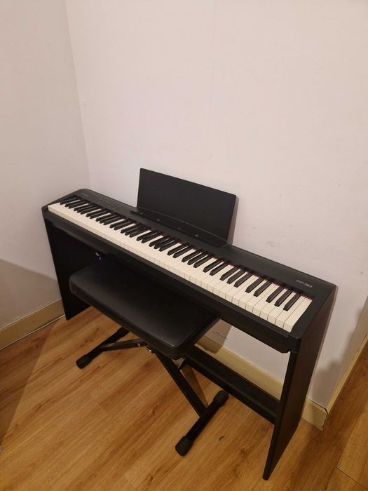 Piano digital Roland FP-30 com móvel, pedais e banco