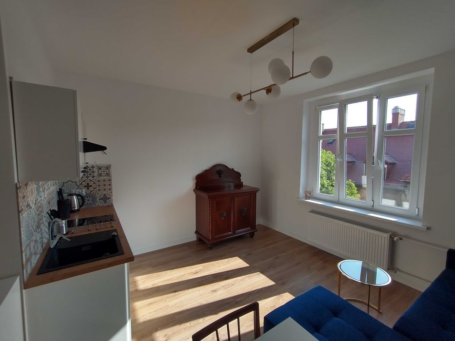 Słoneczna kawalerka / Studio flat / Katowice centrum w pobliżu Plac Sejmu Śląskiego (ENG)