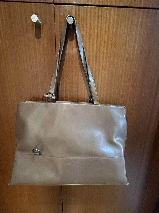 Carteira senhora Furla cor castanho em muito bom estado.