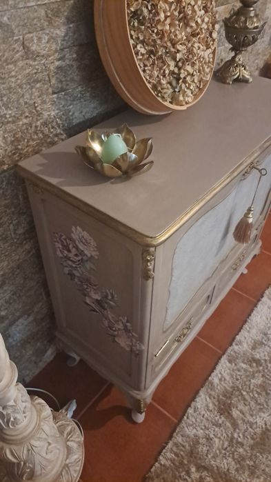 Movel bar ao estilo Queen anne