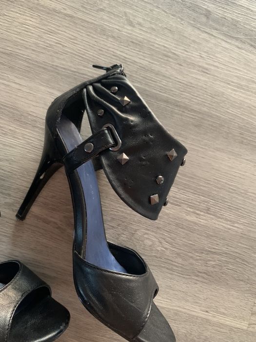 Szpilki z nitami ćwiekami dżetami 36