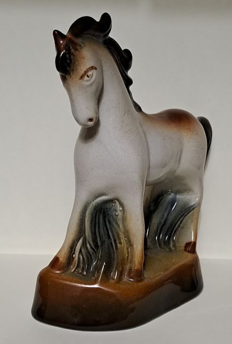 Фарфоровая статуэтка "Конь"