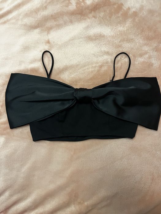 Elegancki top z kokardą