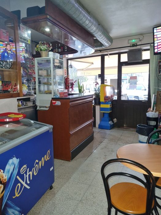 Prédio com comércio ativo