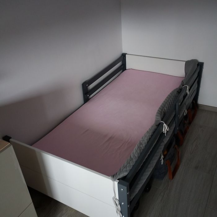 Łóżko dziecięce.