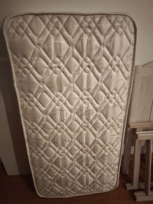 Cama de grades de bebe em pinho pintado