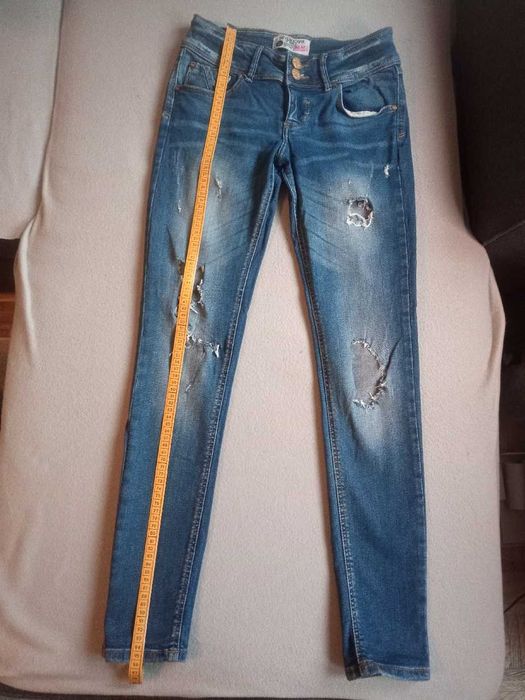 Jeansy slim, postarzane, z dziurami, vinted, Terranova, r. S
