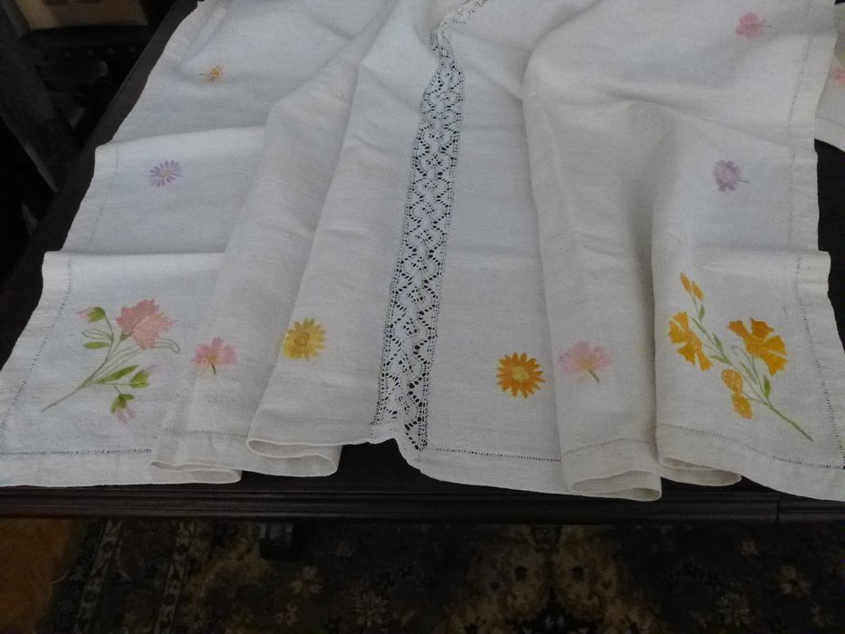 Toalha de mesa de linho antigo bordada á mão