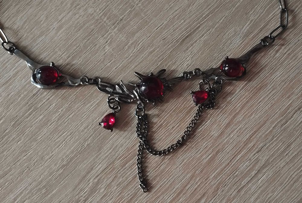 Naszyjnik z czerwonymi kamieniami w stylu Gotyckim