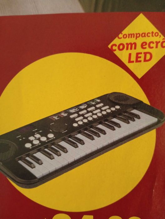 Piano de brincar electrónico