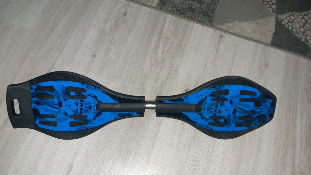 Sprzedam  Waveboard z podswietlanymi kółeczkami.