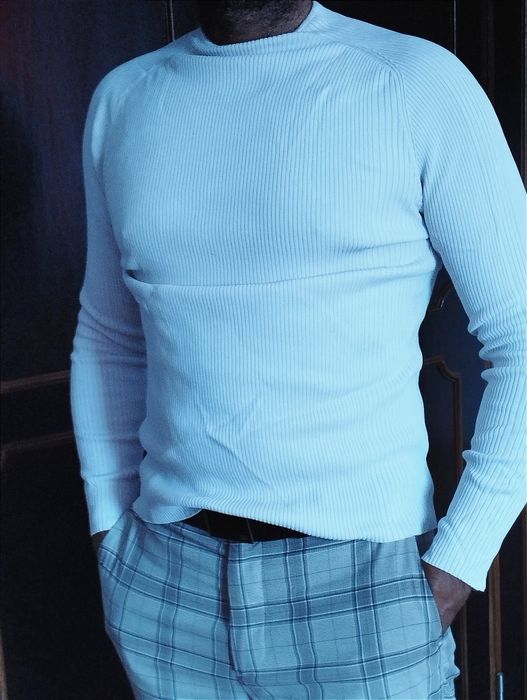Várias peças de roupa de marca