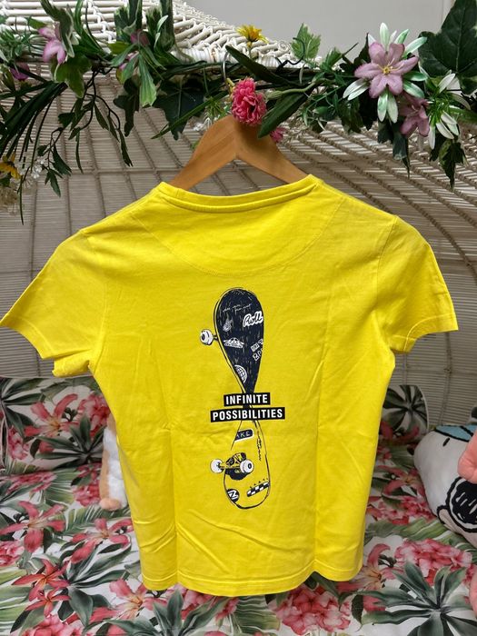 T-shirt amarela ideal para rapaz