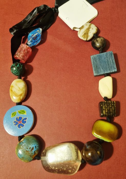 Colar com peças de vários materiais: pedra, acrílico e madeira.