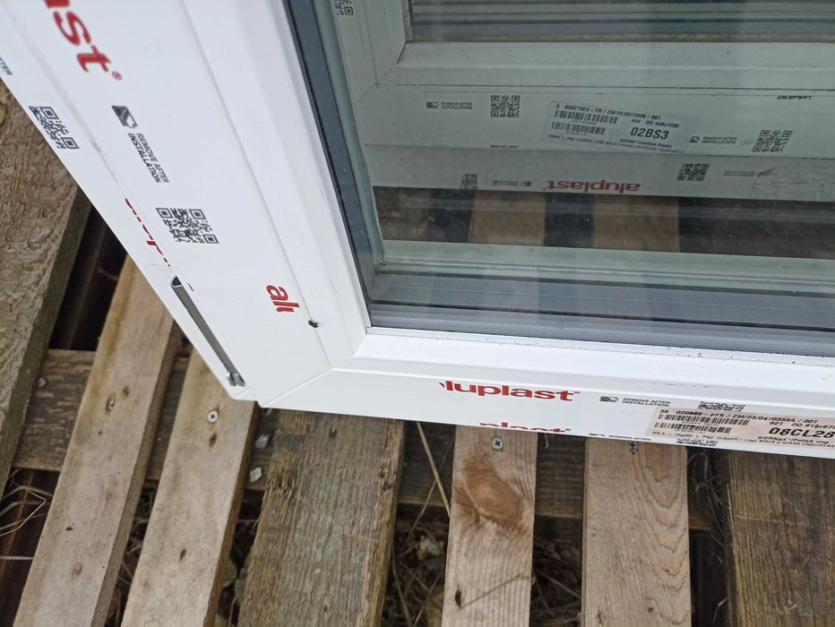 Okno pcv 100/93 białe z roletą elek.trzy szybowe