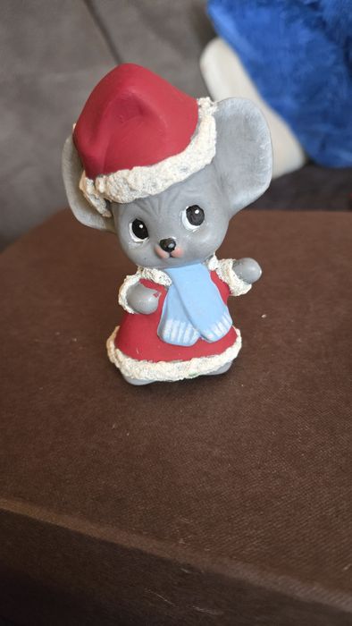 Myszka w stroju Mikołaja.