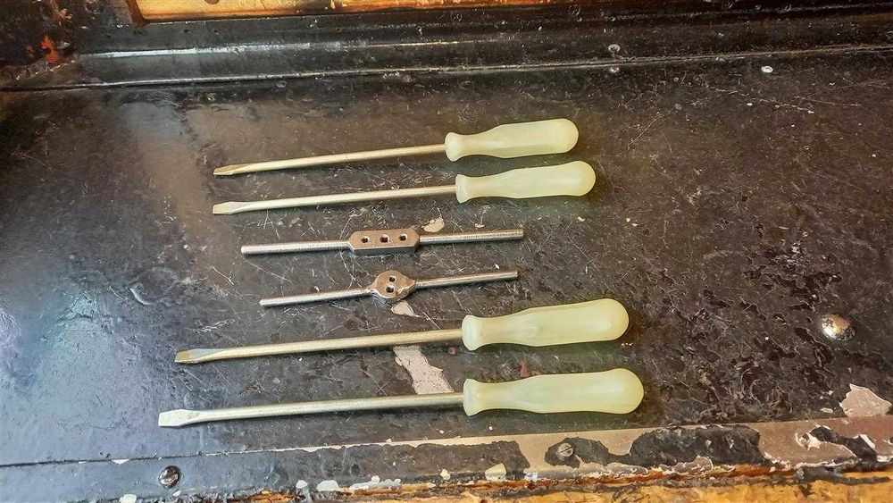 Воротоки для метчиков.Отвертки шлицевые ЧИЗ СССР.