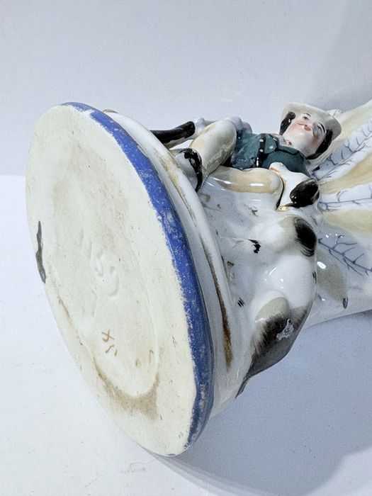 Antiga jarra leque com motivo de caça em porcelana inglesa Staffordshire