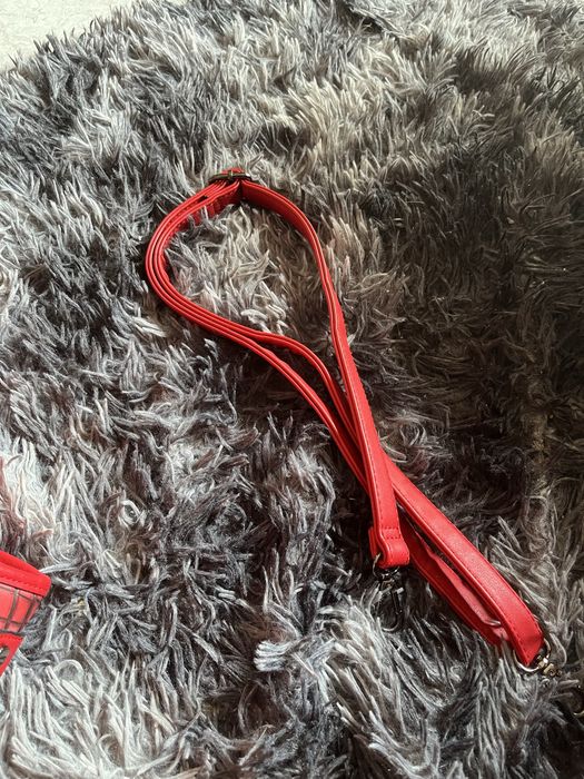 Mala De Senhora vermelha com fivela ajustavel