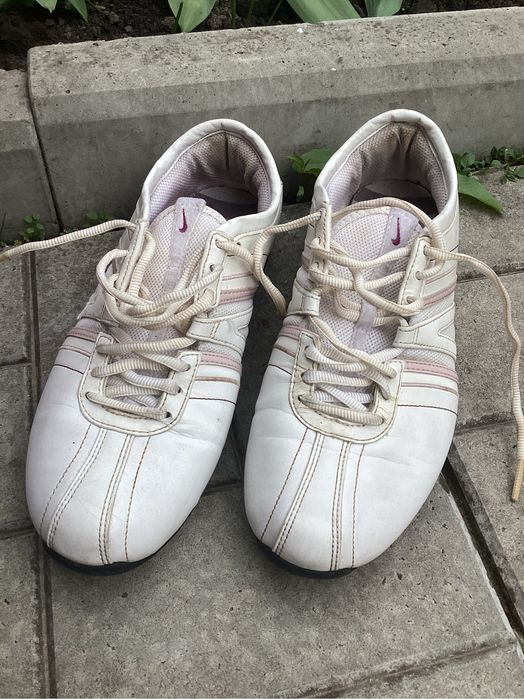 Кросівки жіночі