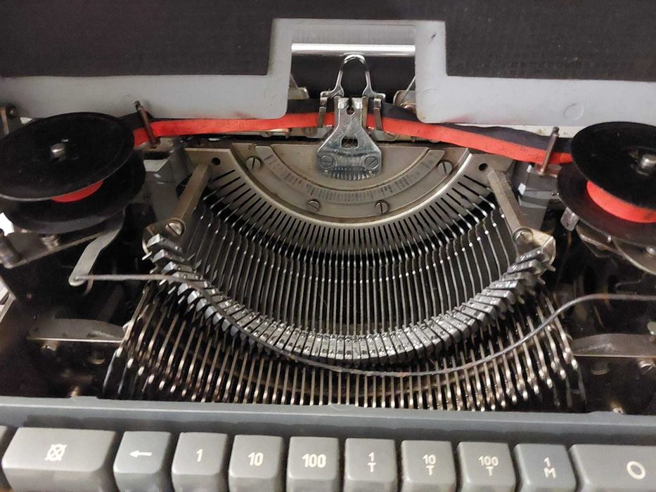 Máquina de escrever antiga Torpedo Dynacord