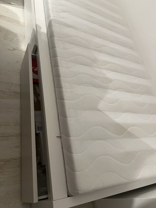 Lozko Malm Ikea biale z pojemnikami i materacem