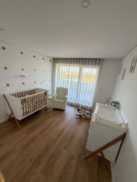 Quarto bebé: berço + cómoda + cadeira amamentação etc