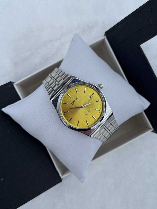 Класичний сталевий годинник з календарем