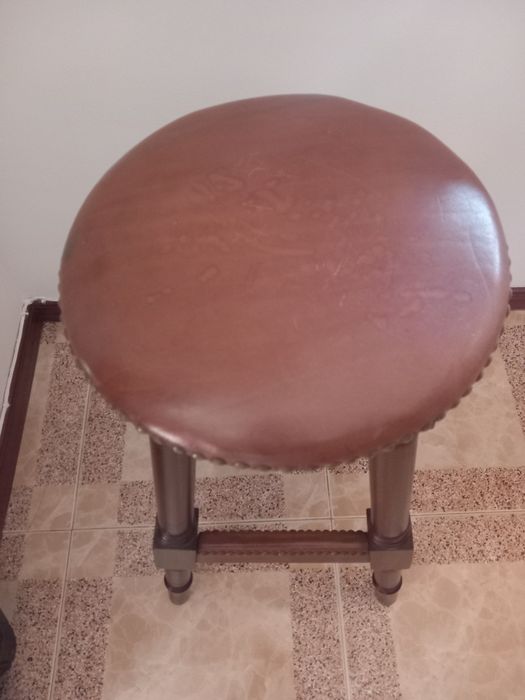 Banco alto com estofo em couro