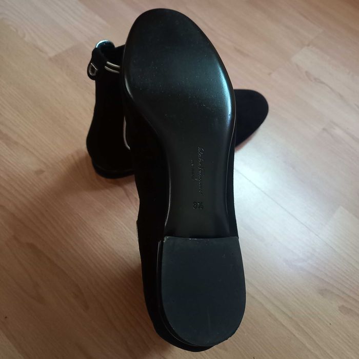 Botins pretas, da marca Salvator Ferragamo.