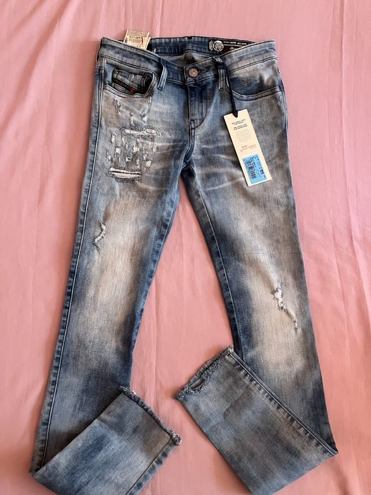 Wyprzedaż końcówek spodnie damskie Diesel.