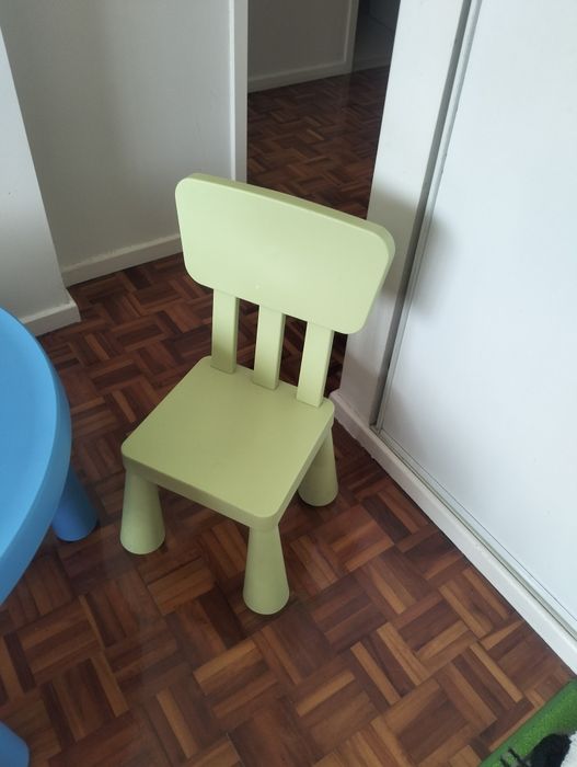 Mesa criança e 2 cadeiras  ikea