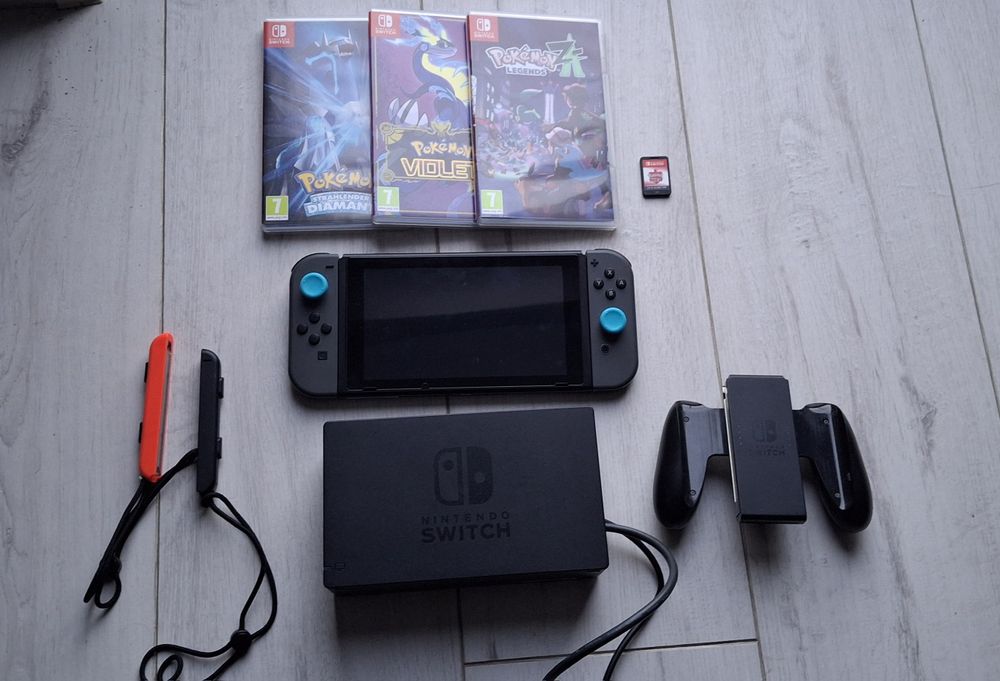 Nintendo Switch + 4 gry Pokémon + karta 128GB, komplet, bez driftu
