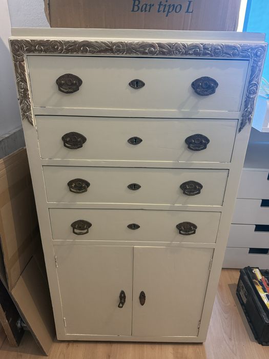 Comoda antiga em bom estado de conservação