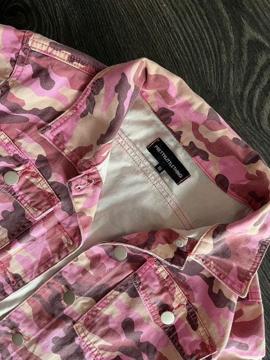 PrettyLittleThing jeansowa różowa kurtka moro