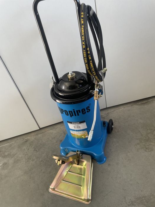 Bomba de massa 12 litros com pedal e rodas