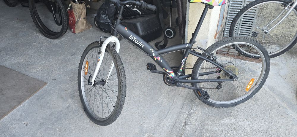 Bicicleta preta.